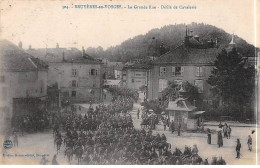 BRUYERES EN VOSGES - La Grande Rue - Défilé De Cavalerie - Très Bon état - Bruyeres