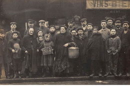 A LOCALISER  : Carte Photo PARIS? Groupe De Personne - Très Bon état - Fotos