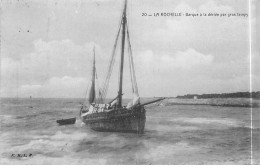 LA ROCHELLE - Barque à La Dérive Par Gros Temps - Très Bon état - La Rochelle