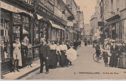 TROUVILLE : La Rue Des Bains Vers 1910 - Très Bon état - Other & Unclassified