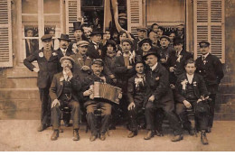 A LOCALISER  : Carte Photo : Groupe De Personne Et Accordéoniste - Très Bon état - Photos