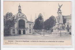 SOISSONS : Place De La Republique, La Bourse Du Commerce Et Le Monument De La Defense - Tres Bon Etat - Soissons