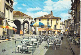 34] Hérault  ( Beziers) VIAS  La HALLE Et Le Centre Ville  (parasols  Pub Bière LA MEUSE (Année 1973)* PRIX FIXE - Beziers