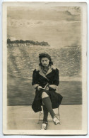 Ancienne Photo Carte Jaunie Mais ORIGINALE D'une Jeune Femme En Manteau Et Chaussettes Montantes Sur Siège Avec Livre - Photographie