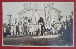 PH - Ph Original - Un Grand Nombre De Femmes Avec Des Drapeaux Et Des Gens Autour D'elles Devant Un Grand Bâtiment - Personnes Anonymes