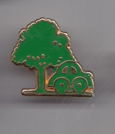 Pin's  Arbre Avec Voiture Réf 6176 - Altri & Non Classificati