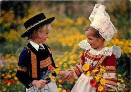 Folklore - Costumes - Bretagne - Coiffe Et Costumes De La Région De Fouesnant Et Bénodet - Enfants - CPM - Voir Scans Re - Costumi