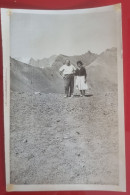Ph Original - 18.5 X 12 Cm - Couple Posant Sur Les Rochers D’une Montagne, Cristo Redentor Camino Mendoza A Chile 1955 - Anonymous Persons