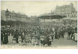 29.BREST.n°20629.LA PLACE DU CHAMP DE BATAILLE UN JOUR DE MUSIQUE - Brest