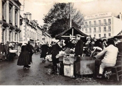 29. N°200378 . AUDIERNE . UN JOUR DE MARCHé . CPSM . 14,5 X 10,5 - Audierne