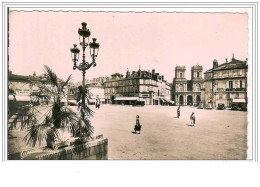 32.AUCH.PLACE DE L'HOTEL DE VILLE ET LA BASILIQUE.CPSM. - Auch