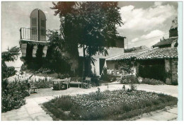 30.VILLENEUVE LES AVIGNON.n°26439.HOSTELLERIE "LE PRIEURE".UNE COUR INTERIEURE ET VUE SUR LE FORT.CPSM - Villeneuve-lès-Avignon