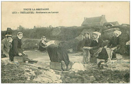 29.TREGASTEL.n°27629.BRETONNES AU LAVOIR.PLIE - Sonstige & Ohne Zuordnung