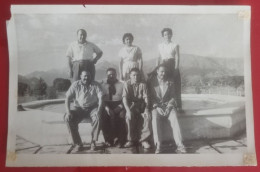 Ph - 18.5 X 12 Cm - Cinq Hommes Et Deux Femmes Posant Dans La Fontaine D'un Hôtel De Montagne, Mendoza, Agentina, 1955 - Anonieme Personen