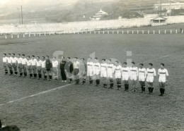 50s ORIGINAL AMATEUR PHOTO ILHA TERCEIRA LAJES AÇORES AZORES STADIUM  JOGADORES FUTEBOL PORTUGAL SOCCER FOOTBALL  AT374 - Deportes