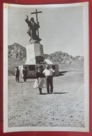 Ph - 18.5 X 12 Cm - Couple Devant Le Christ Rédempteur Sur Le Chemin De Mendoza, Argentine, Au Chili, 1955 - Anonieme Personen