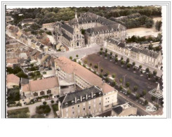 36.ISSODUN.PELERINAGE A NOTRE-DAME DU SACRE-COEUR.VUE AERIENNE DE LA BASILIQUE ET DU COUVENT.. - Issoudun