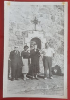 Ph - 18.5 X 12 Cm - Deux Couples Posant Devant Un Autel Catholique Sur La Route De Villavicencio, Mendoza,Argentine 1955 - Anonymous Persons