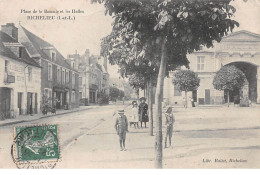 37 .n° 107142 . Richelieu .place De La Bascule Et Les Halles . - Otros & Sin Clasificación