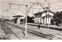 33 . N° 101556 . Cpsm .9x14 Cm . Gujan Mestras .la Gare . - Andere & Zonder Classificatie