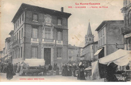 31 - N°69728 - RIEUMES - L'Hôtel De Ville - Marché - Autres & Non Classés