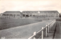 35 - N°111178 - Combourg - Le Groupe Scolaire - Stade - CPSM - Combourg