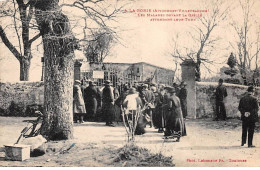 31 - La Borie - SAN21660 - Les Malades Devant La Grille Attendant Leur Tour - Autres & Non Classés