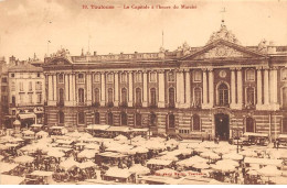 31 - TOULOUSE - SAN30483 - Le Capitole à L'Heure Du Marché - Toulouse