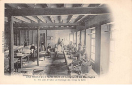 35 - LAIGNELET EN BRETAGNE - SAN34425 - Une Visite Aux Verreries - Un Coin De Finissage Des Verres De Table - Métier - Sonstige & Ohne Zuordnung