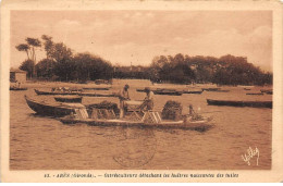 33 - ARES - SAN43406 - Ostréiculteurs Détachant Les Huîtres Naissantes Des Tuiles - Agriculture - Arès