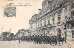 37 - TOURS - SAN42341 - Revue Du 14 Juillet - Défilé De La Cavalerie Devant L'Hôtel De Ville - Tours