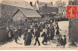 29 - CORNOUAILLES - SAN52603 - Noce Bretonne - Noce Dansant La Gavotte Dans Les Rue Du Village - Sonstige & Ohne Zuordnung