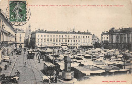 31 - TOULOUSE - SAN44664 - Place Du Capitole Pendant Le Marché (Au Fond, Les Clochers Du Taur Et De St Sernin) - Toulouse