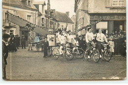 36 - N°88309 - ECUEILLE - Jour De Fête, Défilé D'hommes Déguisés Sur Des Vélos - Carte Photo Pliée Vendue En L'état - Sonstige & Ohne Zuordnung