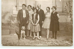 32 - N°88320 - AUCH - Une Famille Et Un Chien - Carte Photo - Auch