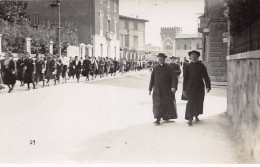 39 - N°85858 -Mont-sous-Vaudrey. Voyage En Italie, Jeunes Femmes Et Prêtres Marchant Dans Une Rue - Carte Photo - Other & Unclassified