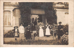 33 - N°91389 - BORDEAUX - Une Famille Dans Un Jardin, Les Enfants Sur Des Vélos - Carte Photo - Bordeaux