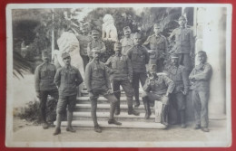 Ph Originale - Un Grand Nombre De Jeunes Soldats Posant Sur Les Escaliers D'un Hôtel, 1916 - Anonieme Personen