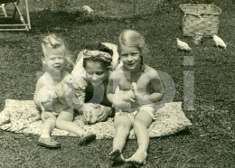 50s ORIGINAL AMATEUR PHOTO FOTO CHILD BLONDE CHILDREN ENFANTS GIRLS FRAU AT959 - Lieux