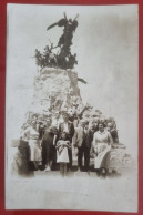 Ph Originale - Hommes, Femmes Et Enfants Posant Devant Un Grand Monument Sur Le Camino De La Gloria, Mendoza, 1938 - Anonieme Personen