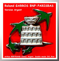 SUPER PIN'S "Roland GARROS" BNP-PARISBAS Signé Arthus BERTRAND Base ARGENT Format 2X1,8cm - Arthus Bertrand