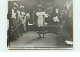 BIRMANIE - MYANMAR - Pegu - Scène De Mercato - Jeune Fille  (photo Format 9 * 11,8 Cm) - Myanmar (Birma)