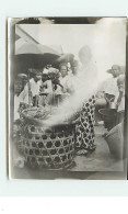 BIRMANIE - MYANMAR - Pegu - Scène De Mercato - Mendiant  (photo Format 9 * 11,8 Cm) - Myanmar (Burma)