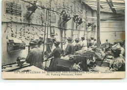 PARIS X - Faubourg  Poissonnière - Un Des Ateliers De Montage Des Plumeaux Plocques (Intérieur) - District 10