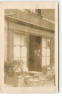 Carte Photo à Localiser - Homme Sur Le Perron Du Café Du Marché - Caffé