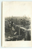 Carte Photo - Guerre 14-18 - Militaires Allemands Construisant Des Abris Dans Une Tranchée - War 1914-18