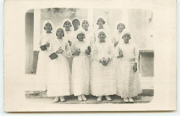 Carte Photo à Localiser - Jeunes Filles En Tenue De Communiantes Tenant Chacune Une Bible - Zu Identifizieren