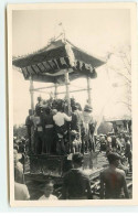 Indonésie - RPPC - Hommes Autour D'une Statue Représentant Un Taureau - Indonesien