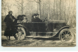 Carte Photo - Famille Dans Une Voiture Dans Les Bois - Passenger Cars