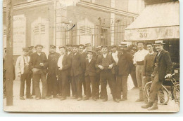 Carte Photo à Localiser - Hommes Devant Une Chaudronnerie - Café à Droite - Zu Identifizieren